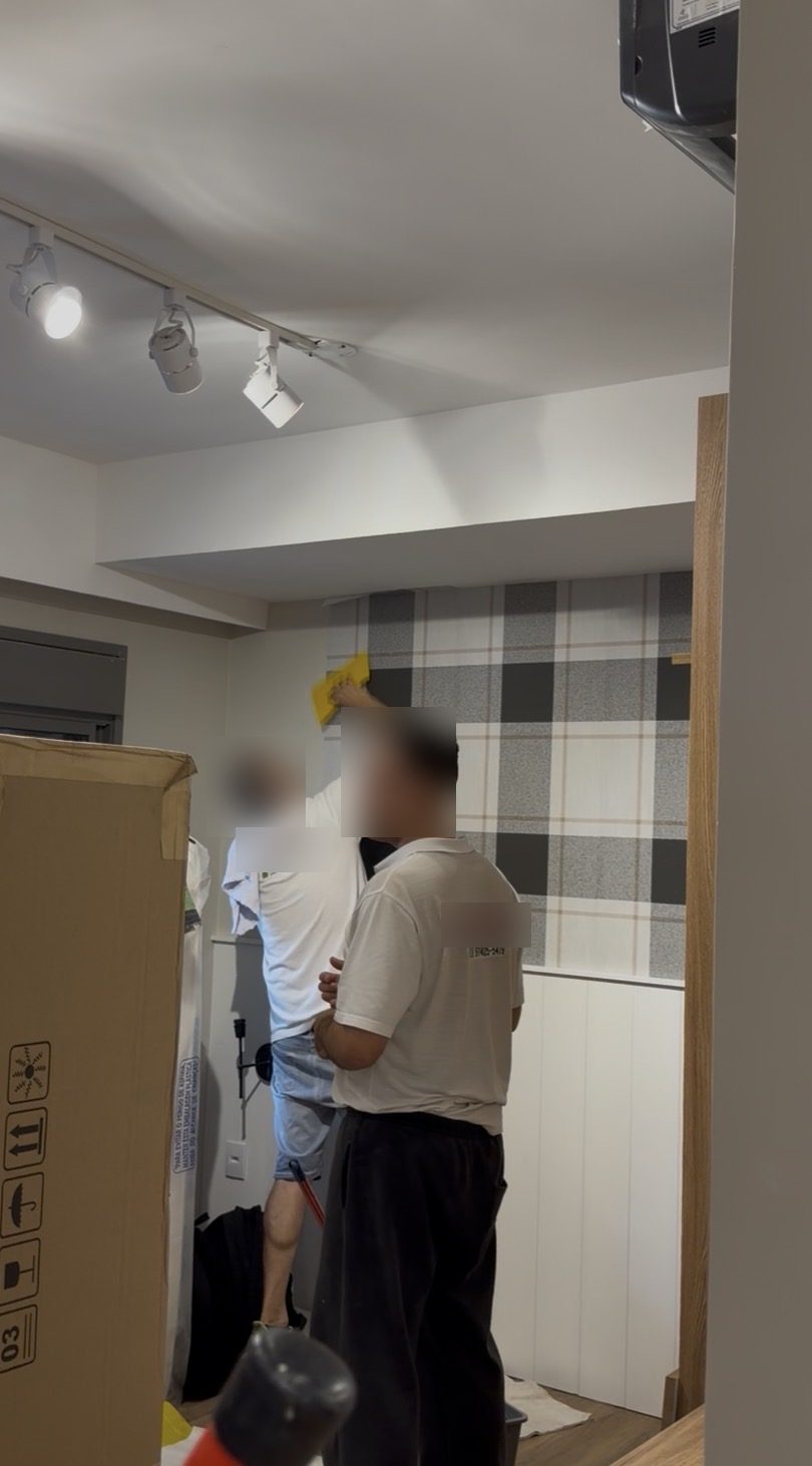 Instalación de papel pintado a cuadros en el dormitorio, con riel de luces en el techo
