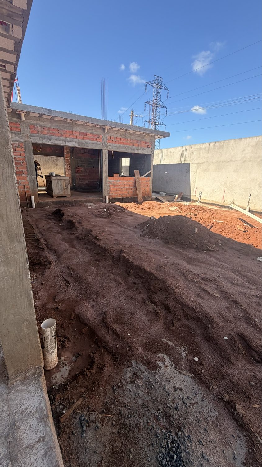 Patio de la obra con la estructura y la albañilería de la planta baja, esperas de tubería y nivelación del terreno