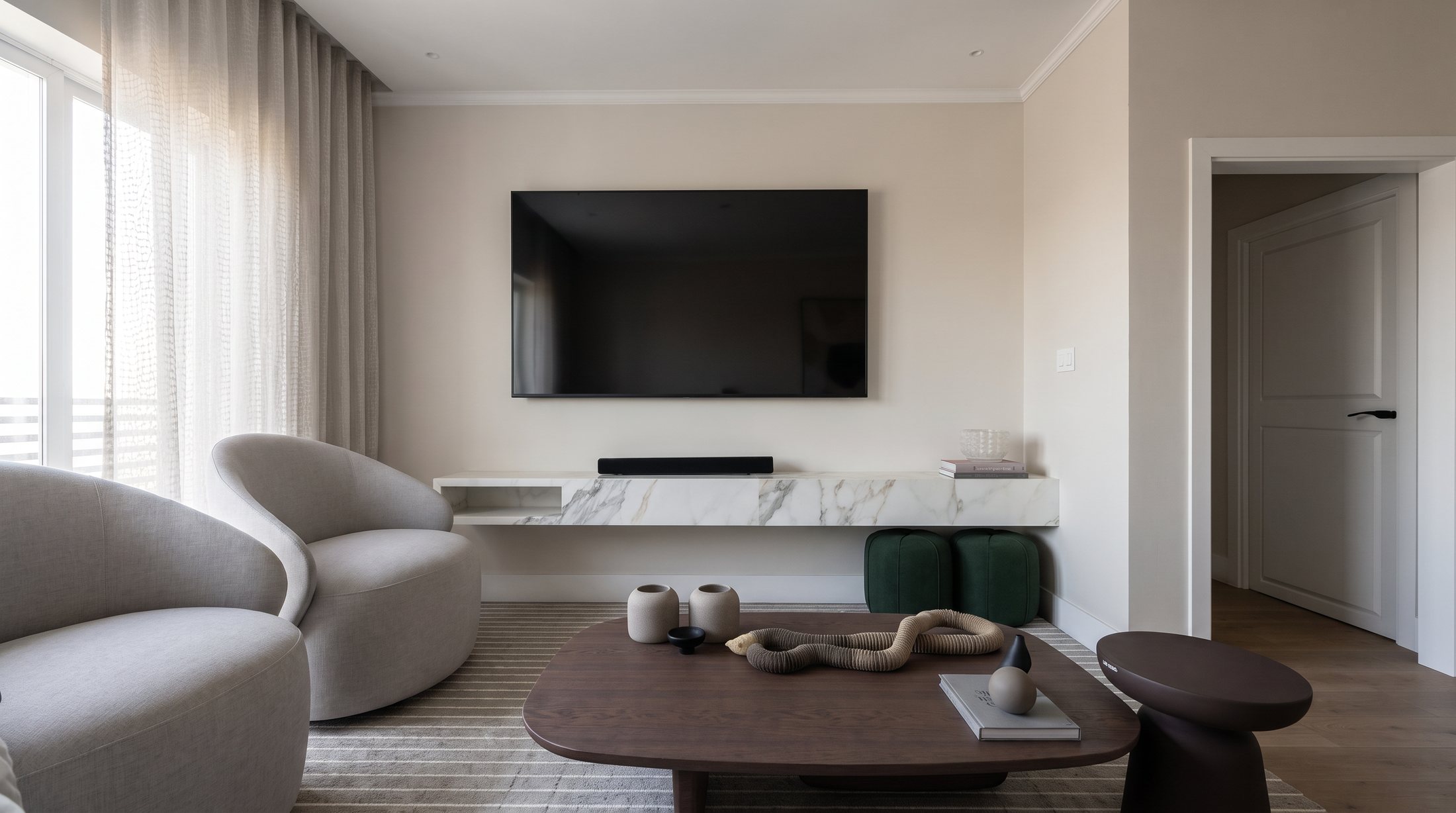 Sala con consola de mármol